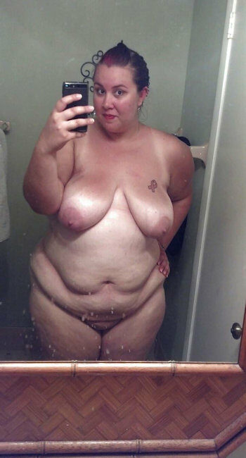 Femme à gros seins avec des formes veut baiser avec un mec