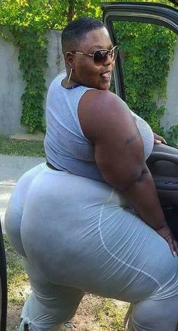 Femme black obèse aux seins énormes et gros mamelons