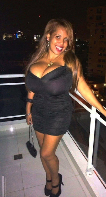 Femme Coquine au gros cul offre son cul à un mec