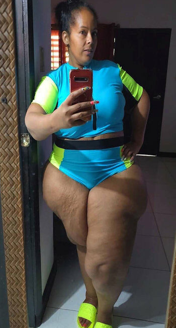 Femme en surpoids offre sa chatte poilue pour rencontre sexe