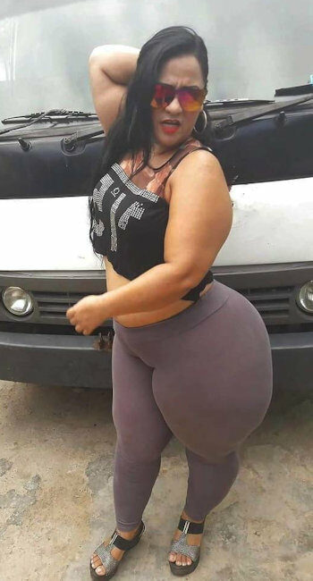 Femme Grosse mature pour plan exhib dans lieux insolites