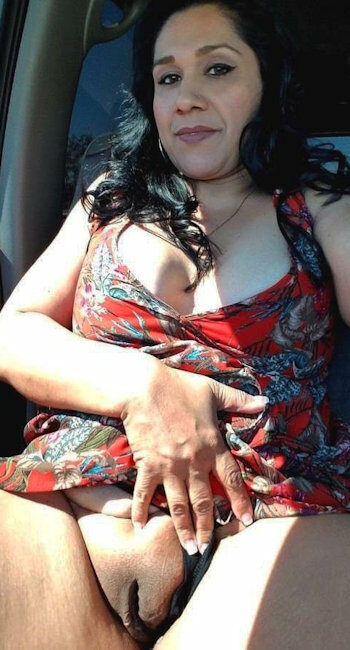 Femme ronde montre sa chatte à un mec excité qui veut me baiser