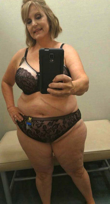 Femme Ronde offre son anus pour une sodomie pendant une rencontre