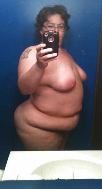 Femme salope obèse ouvre sa chatte épilée pour homme viril