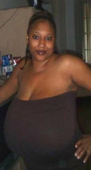 Obèse aux tétons percés en manque de sexe cherche mec