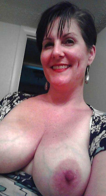 Vieille femme ronde sexy offre sa chatte à un mec